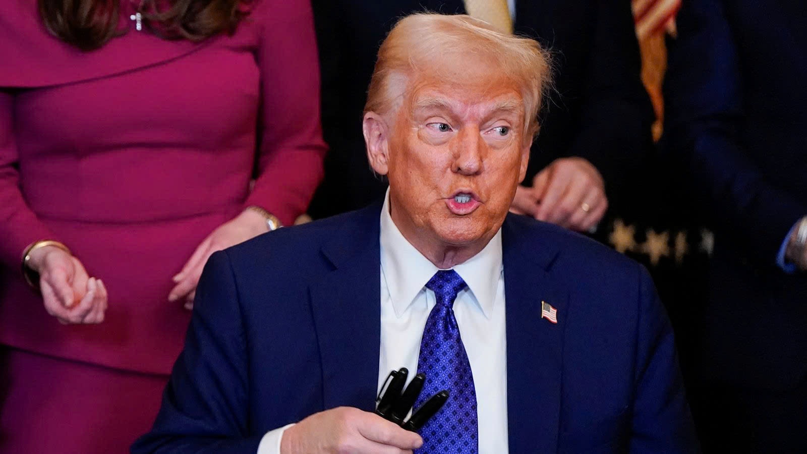 Ong Trump quyet dinh ra don thue quan voi Trung Quoc, Canada, Mexico hinh anh