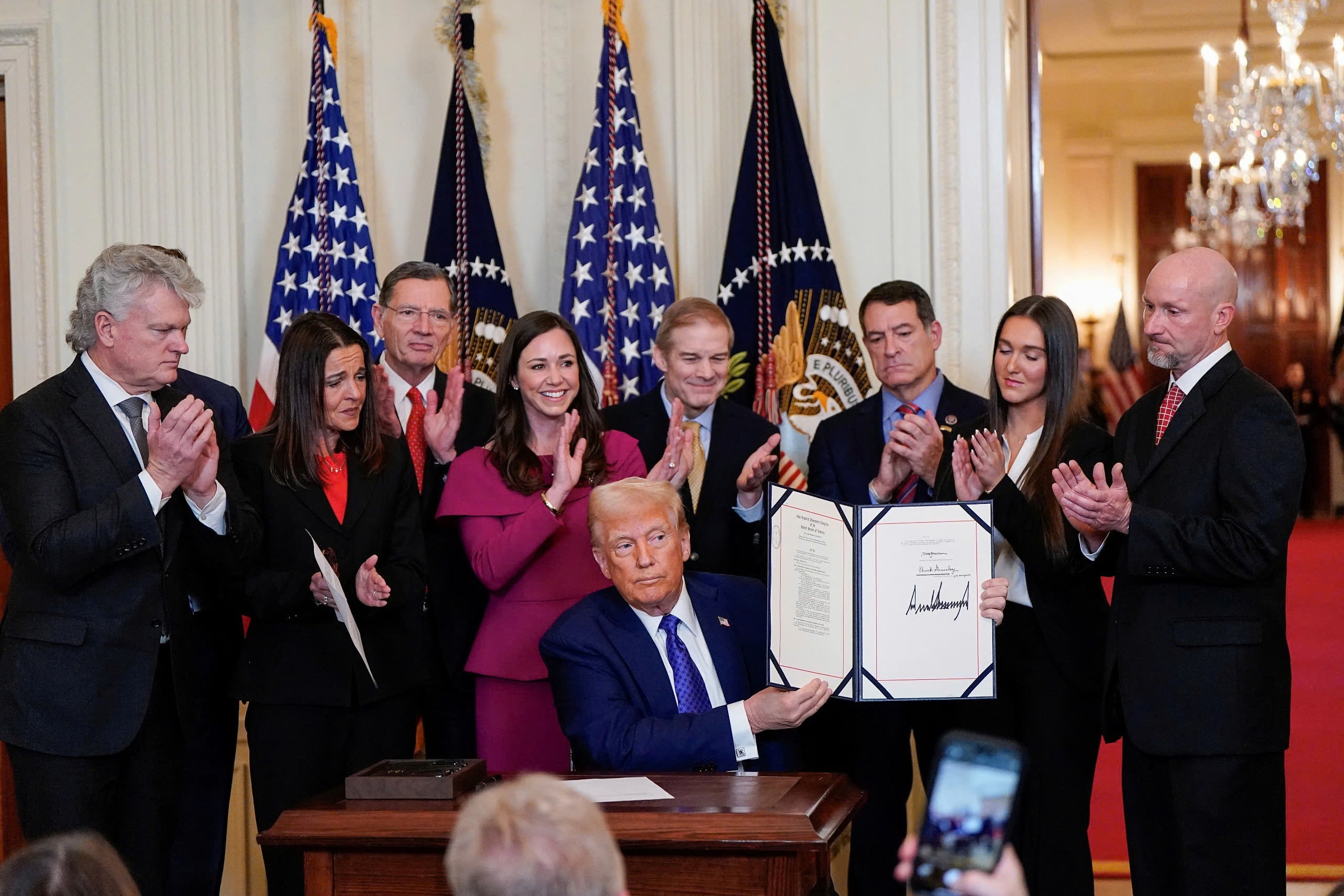 Thang loi lap phap dau tien cua ong Trump hinh anh