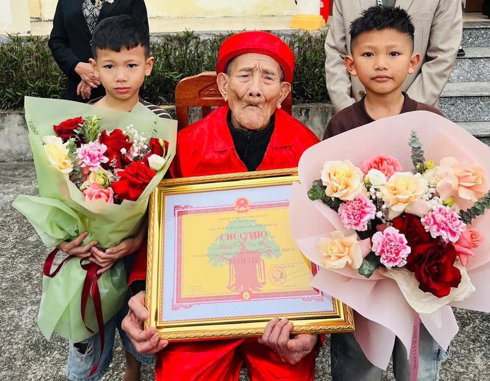 Cu ong 112 tuoi co hon 100 chau chat, tu chong gay di nhan le mung tho hinh anh