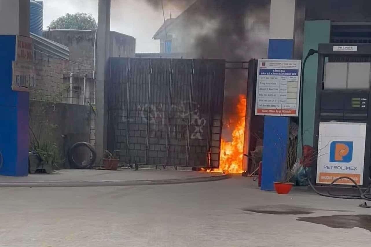 Cay xang o Nghe An bat ngo boc chay khi dang tiep nhien lieu hinh anh