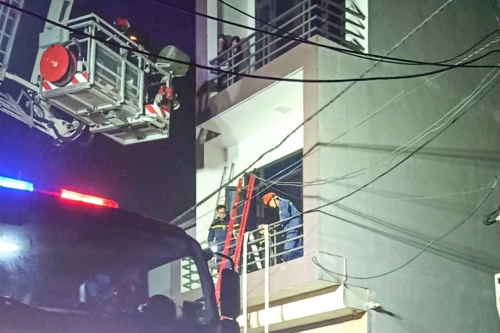 Giai cuu 6 nguoi mac ket trong dam chay sang mung 4 Tet hinh anh