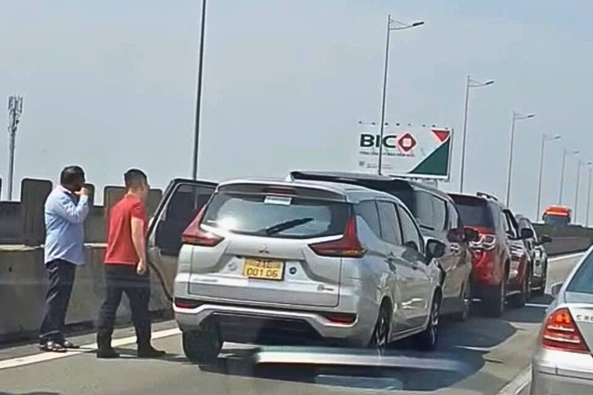 4 oto tong lien hoan tren cao toc TP.HCM - Long Thanh, un tac keo dai hinh anh