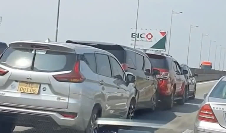 Hien truong 4 oto va cham lien hoan tren cao toc T.PHCM - Long Thanh - Dau Giay hinh anh