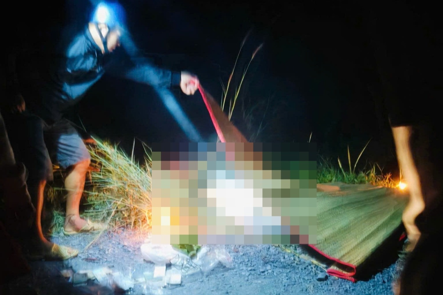 Oto 7 cho roi xuong kenh o TP.HCM, 1 nguoi tu vong hinh anh