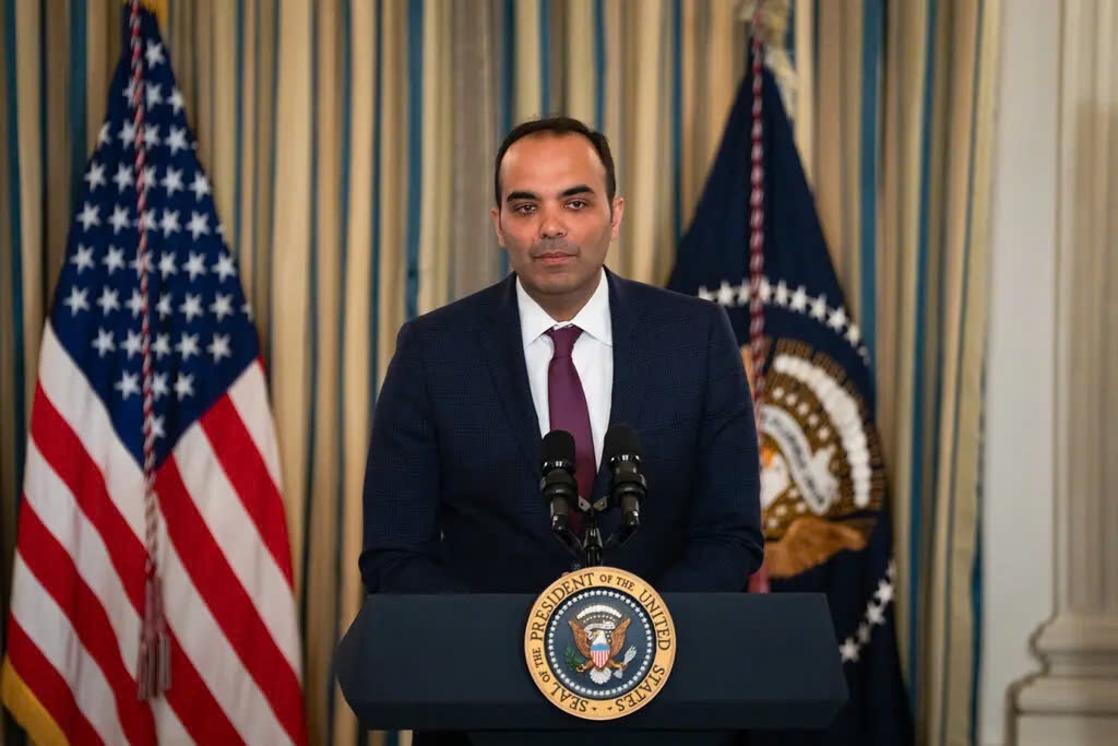 Ong Trump sa thai sep CFPB hinh anh