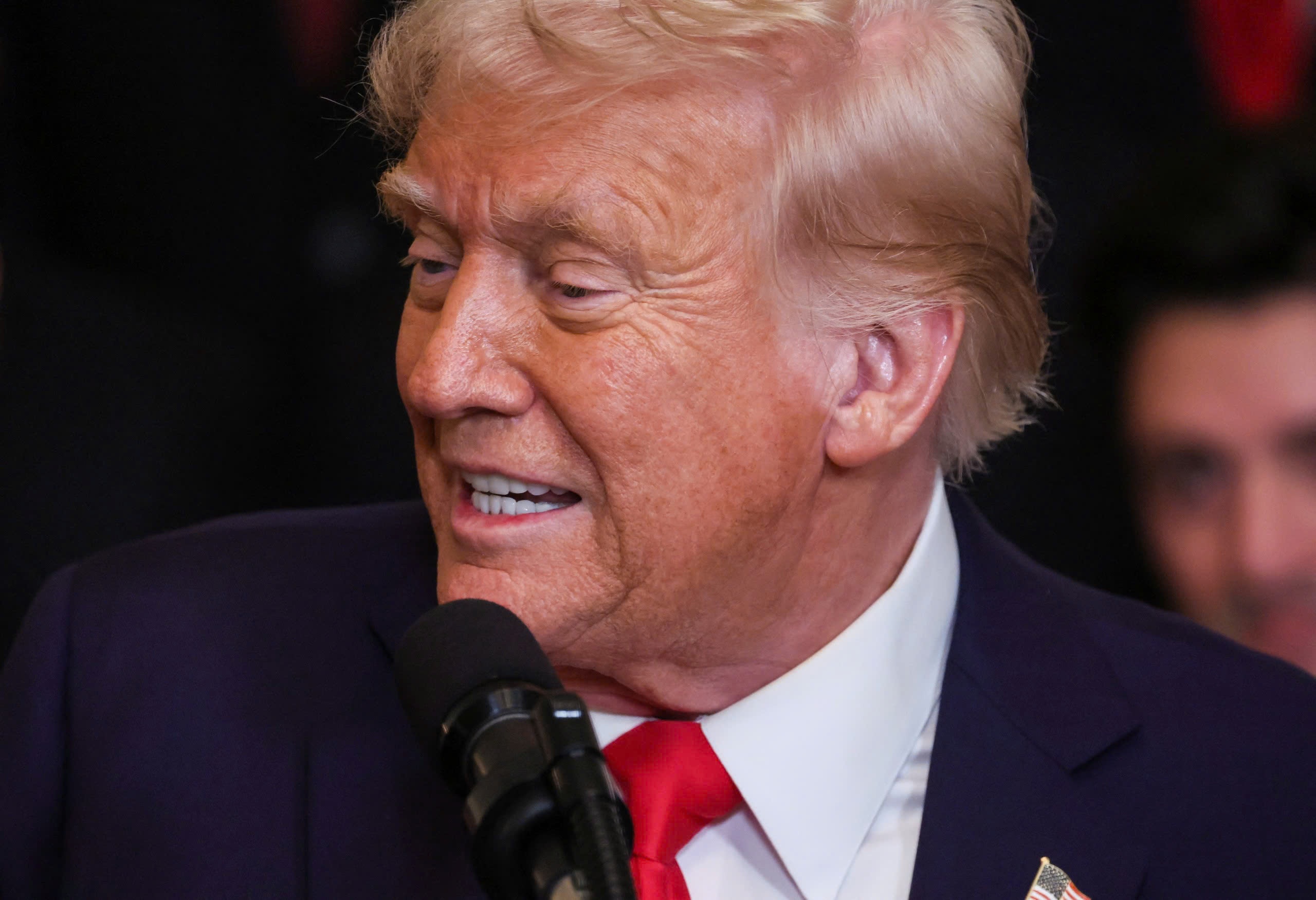 Ly do ong Trump hoan ap thue Canada mot thang hinh anh