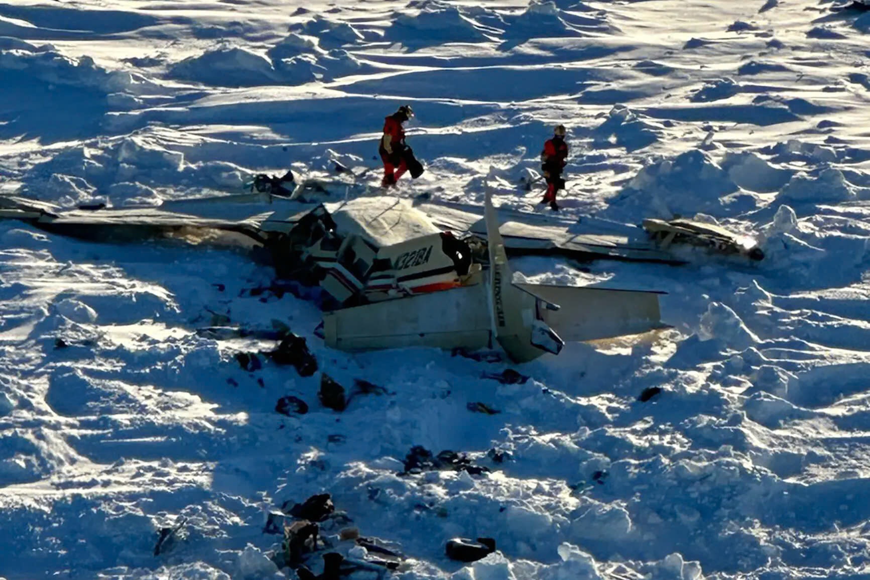 Tim thay may bay My mat tich, phi cong va toan bo hanh khach tu nan hinh anh