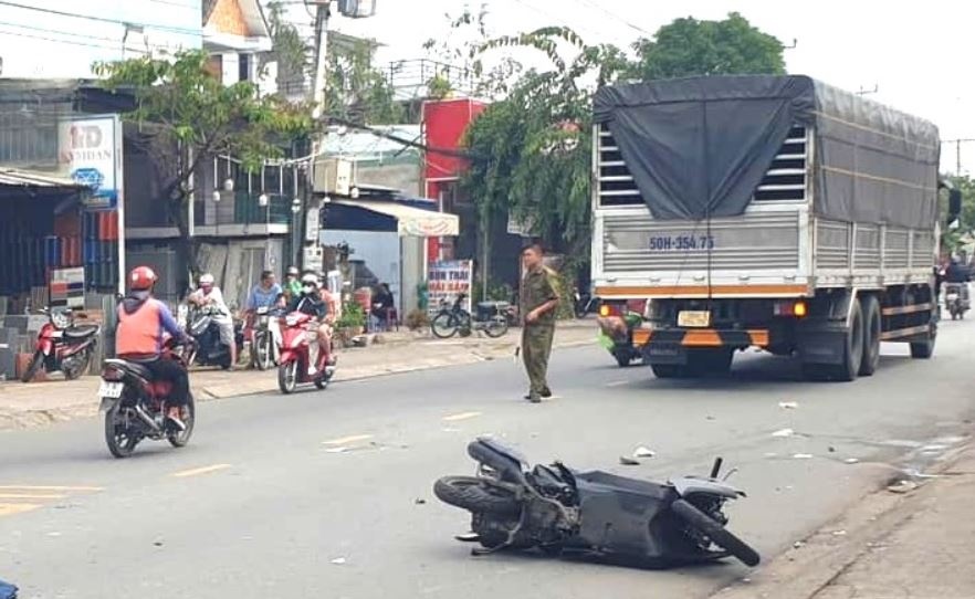 Xe may bien dang sau va cham oto tai, nu duoc si tu vong tai cho hinh anh