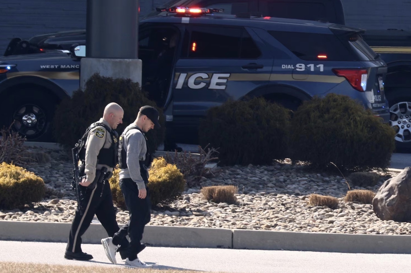 No sung bat giu con tin tai benh vien My, 1 canh sat thiet mang hinh anh