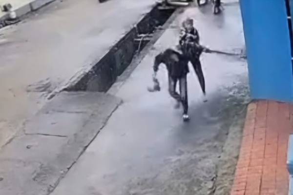 Bat giu ke cam dieu cay danh guc nam thanh nien giua duong hinh anh