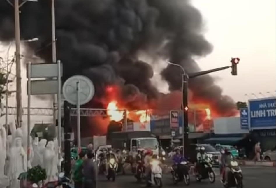 Chay lon, cot khoi boc cao o nga tu Binh Phuoc, TP Thu Duc hinh anh