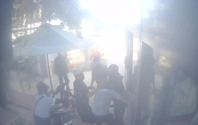 Hanh hung,  Tai xe xe buyt,  Truoc tram CSGT,  Quyet Thang Nha Trang anh 2