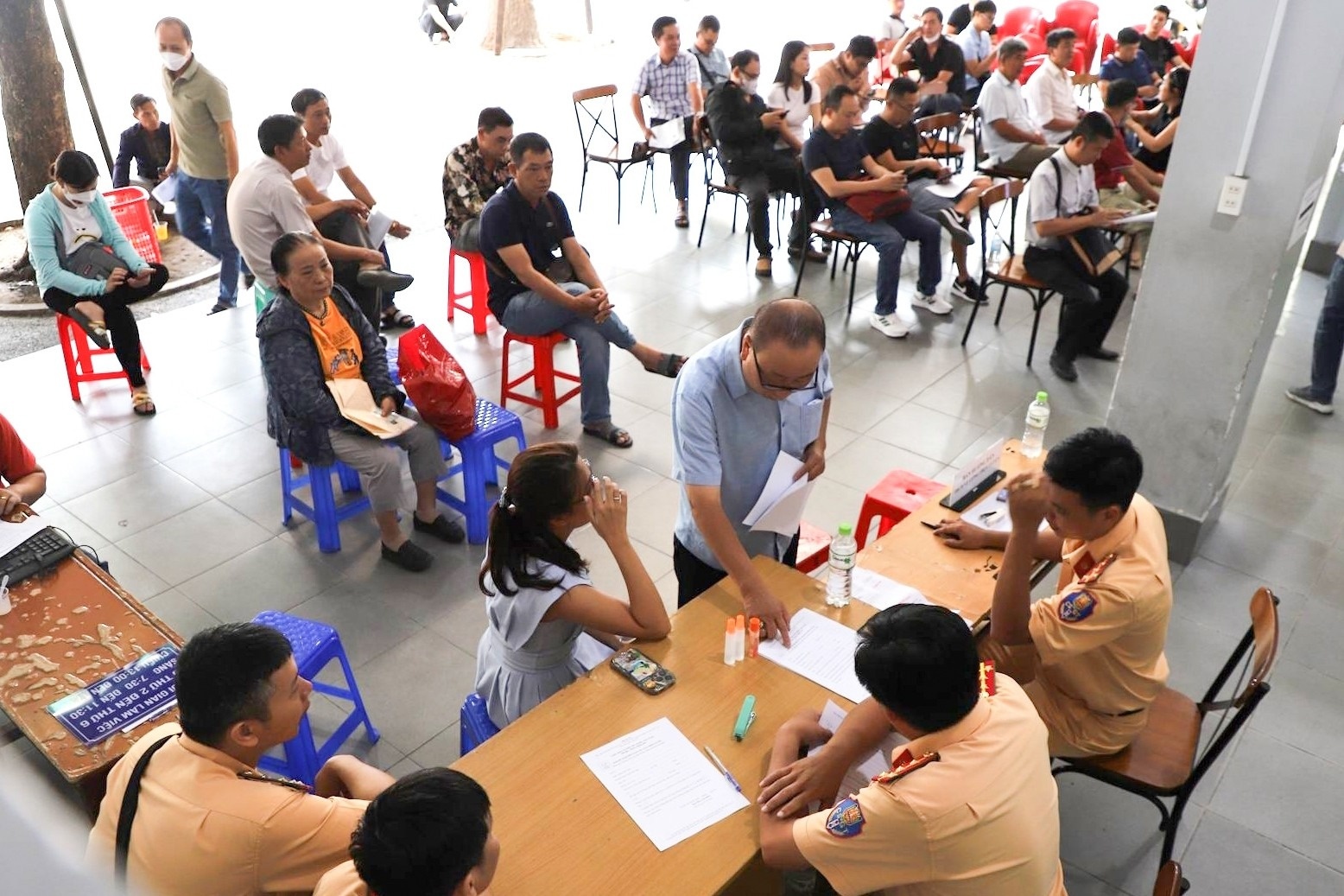 CSGT TP.HCM cap doi GPLX, nguoi dan phan khoi cho 5 ngay co bang lai hinh anh