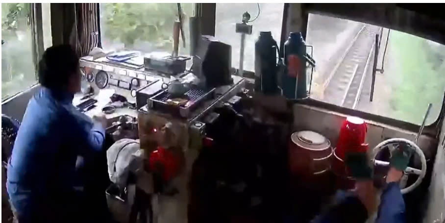 Xe tai chet may giua duong ray, bi tau hoa huc bien dang hinh anh