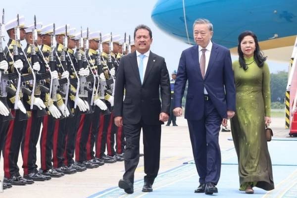 Tong Bi thu va Phu nhan bat dau tham cap Nha nuoc Cong hoa Indonesia hinh anh