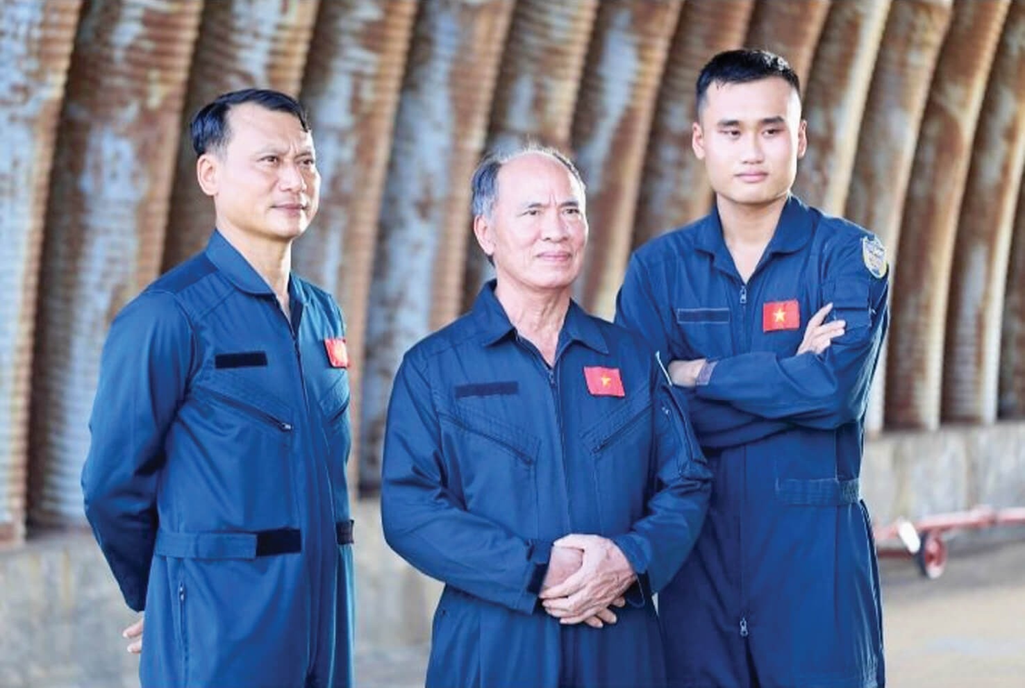 Gia dinh 3 phi cong va nhung nguoi thay noi giang duong tren may hinh anh