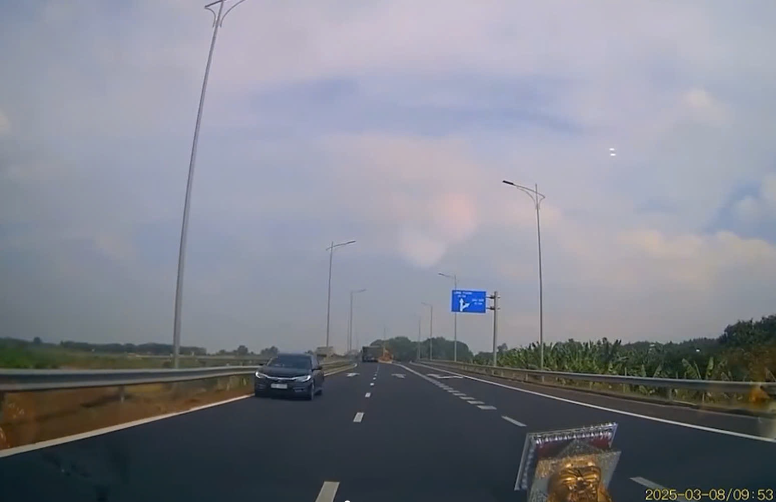 Clip nhung giay phut kinh hai khi oto lao nguoc chieu tren duong dan cao toc hinh anh