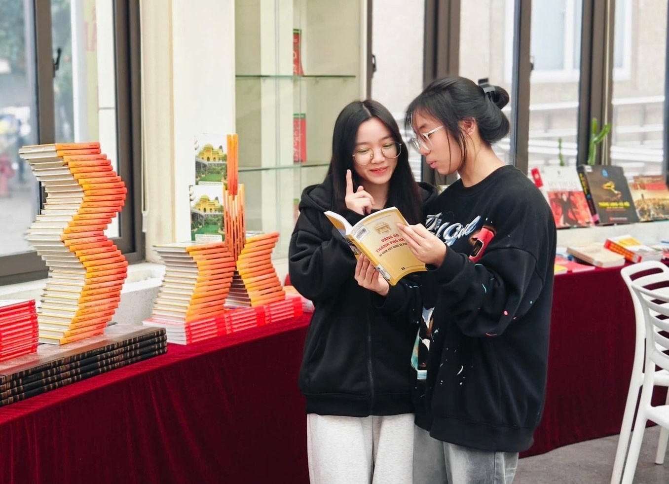 Trung bay sach, bao chuyen de ve Dang bo TP Ha Noi hinh anh