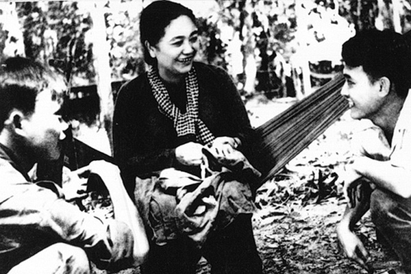 Hoi thao ve cuoc doi, su nghiep cua nu tuong anh hung Nguyen Thi Dinh hinh anh