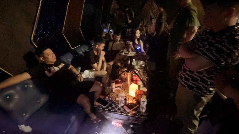 Hang chuc nguoi duong tinh voi ma tuy tai quan bar D1 hinh anh