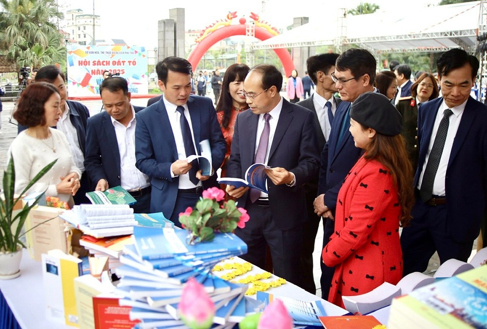 Khai mac Hoi sach Dat To nam 2025 hinh anh