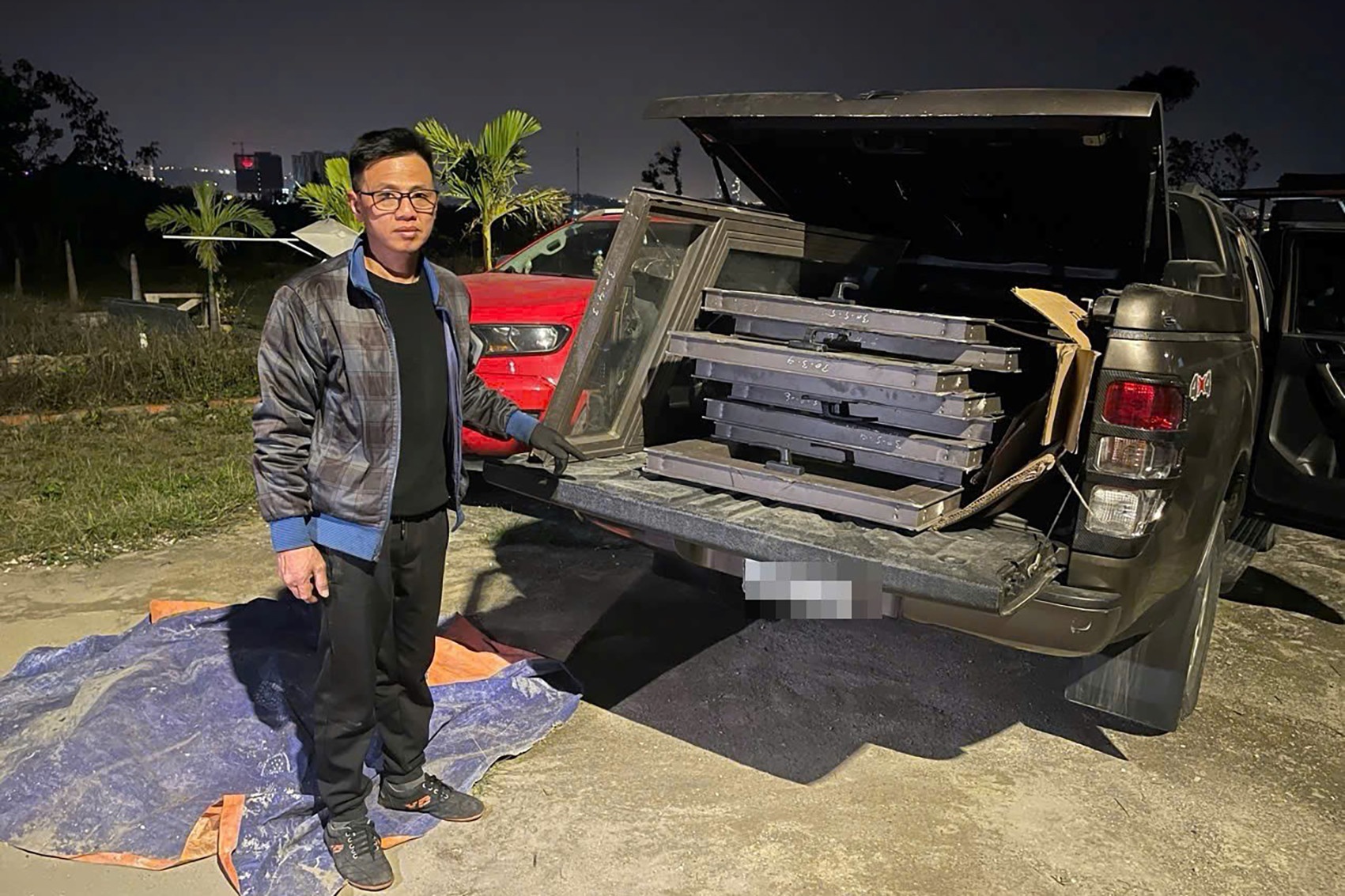 Bat nhom doi tuong lai oto toi khu do thi de trom cap cua so hinh anh