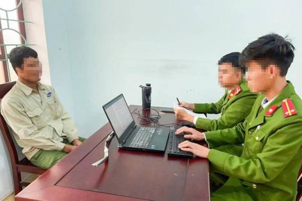 Thong tin moi vu chong cam gay danh dap vo con trong bua com hinh anh