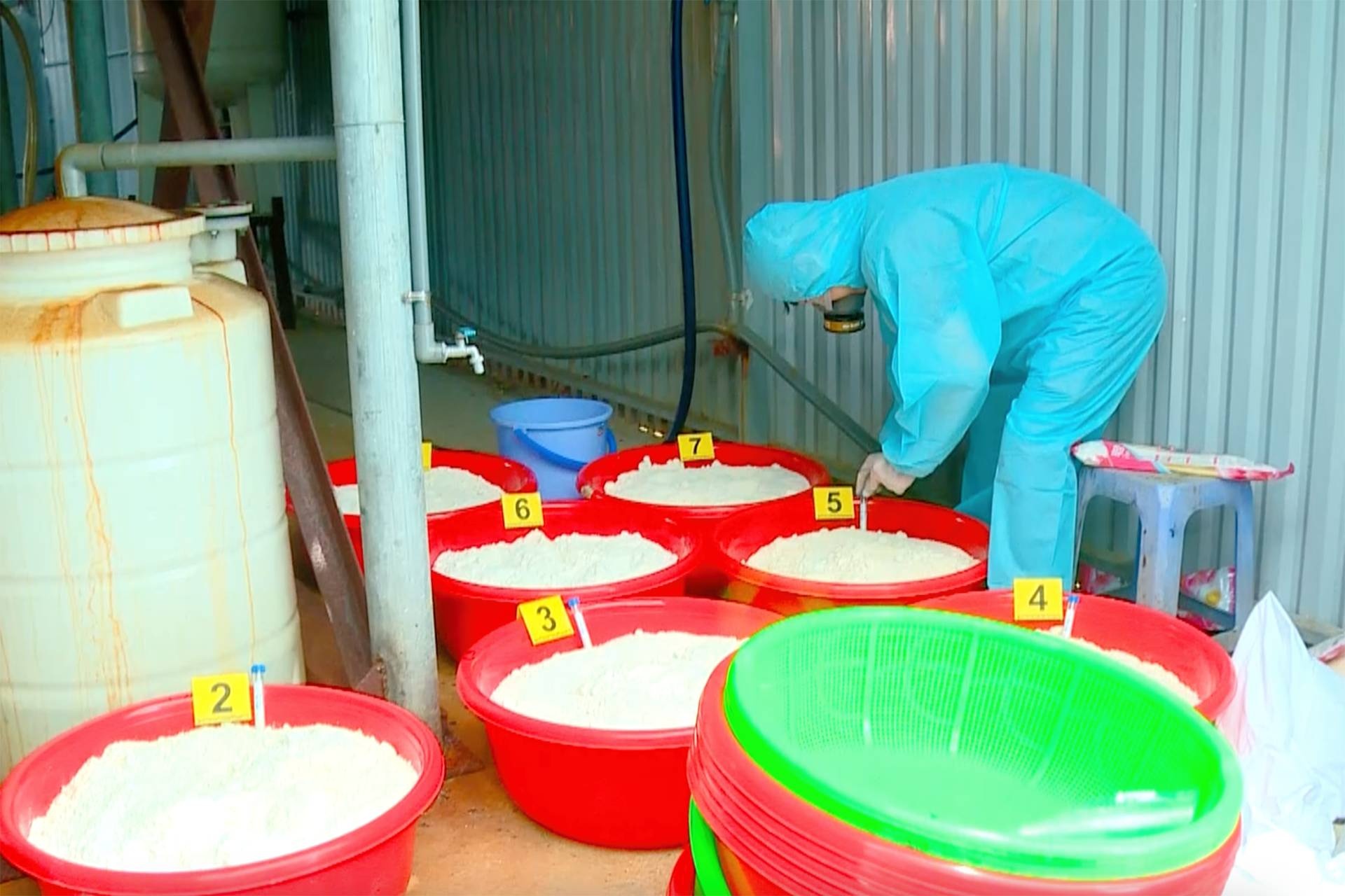 Cuoc dot kich cua 200 canh sat vao xuong ma tuy luc 0h hinh anh