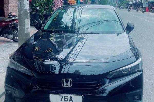 Giam doc cong ty o Da Nang thue lai xe minh vua ban de lua dao hinh anh