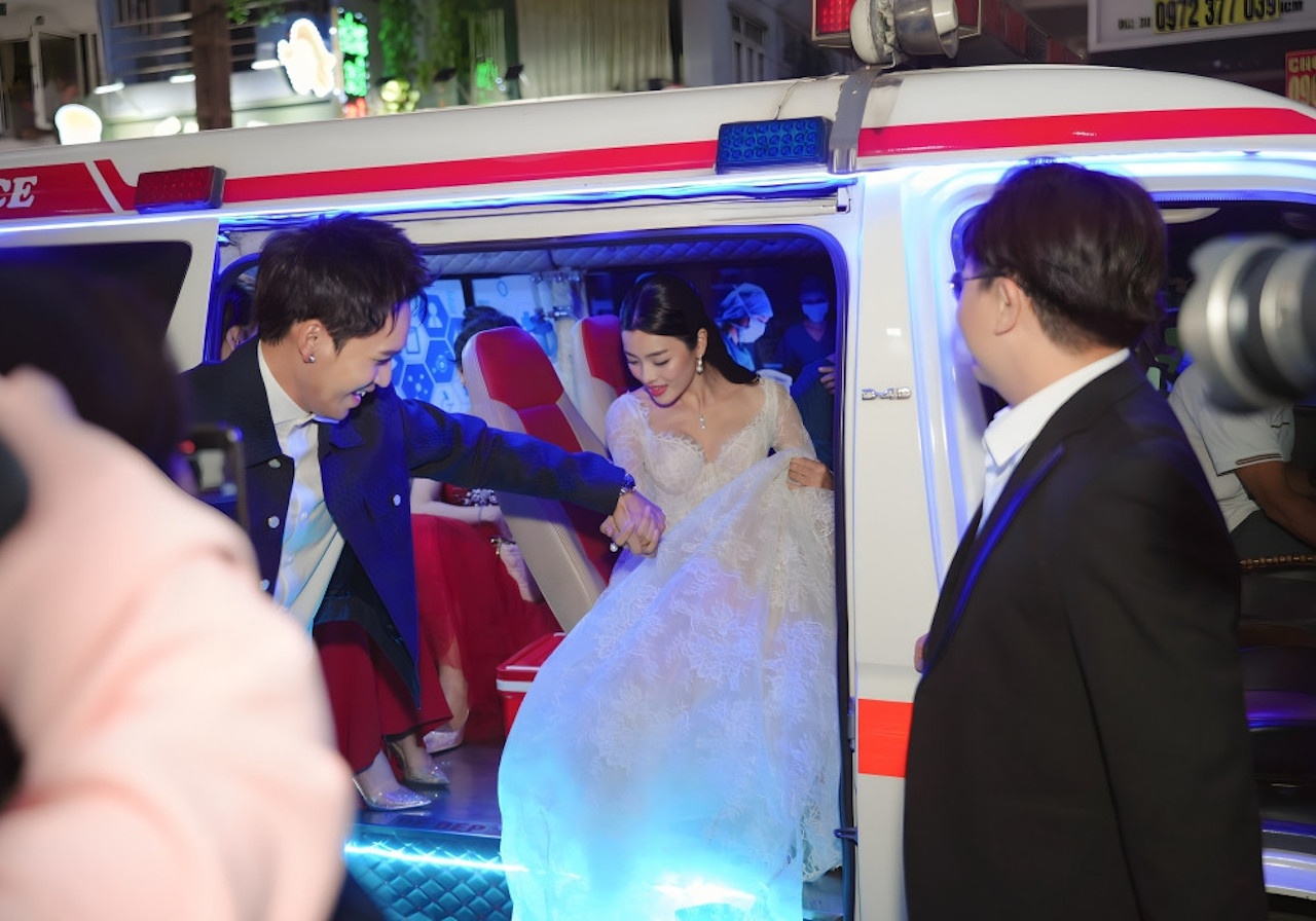 Su dung xe cuu thuong di ra mat phim co vi pham luat? hinh anh