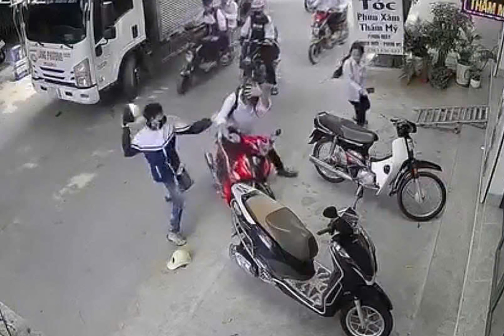 Dieu tra nhom nguoi la chan duong, hanh hung nam hoc sinh hinh anh