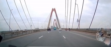 Dieu tra nhom thanh nien lang lach, phong 'bat mang' tren cau Nhat Tan hinh anh