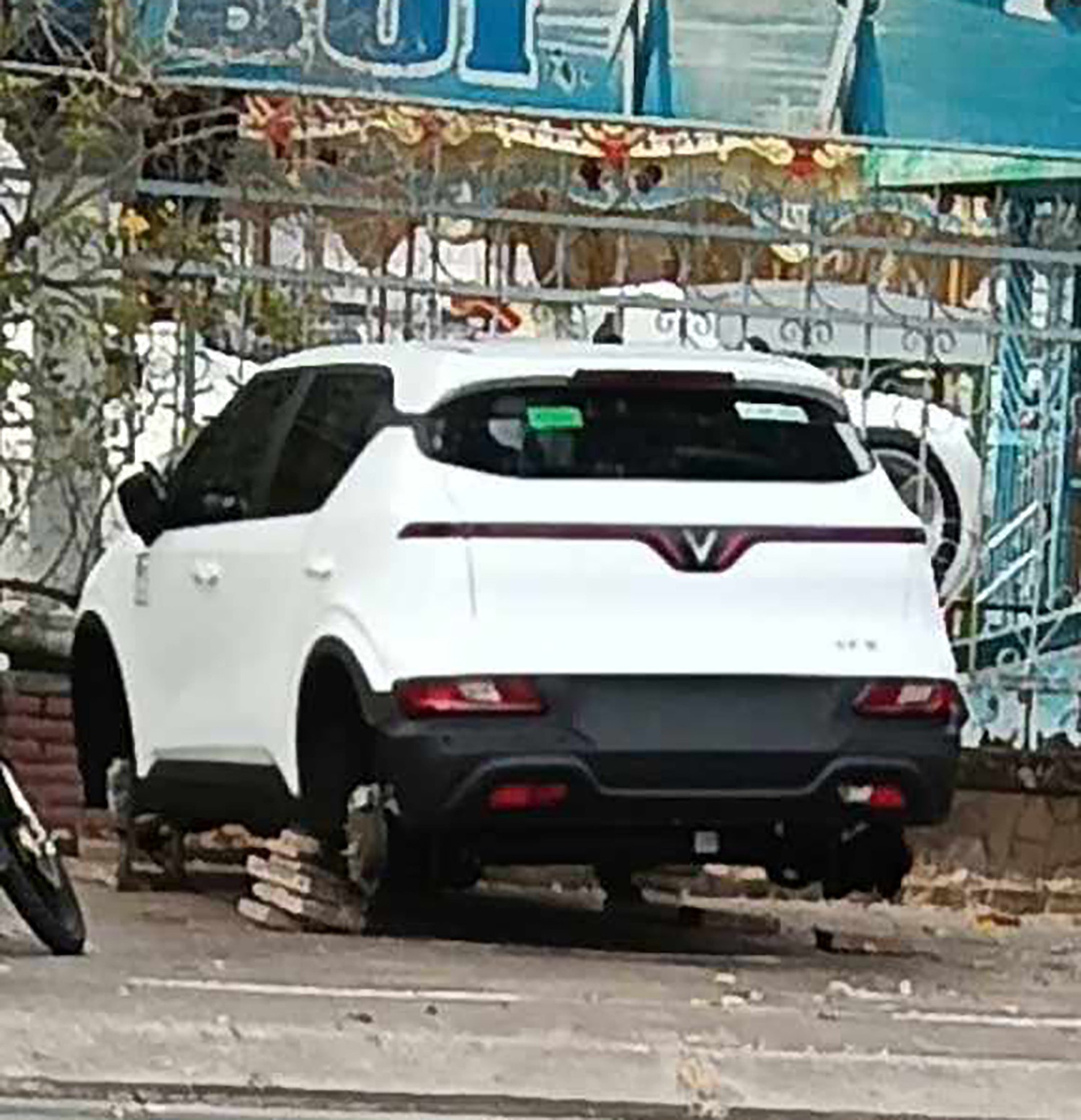 Cong an dieu tra vu oto do via he, 4 banh xe 'khong canh ma bay' hinh anh