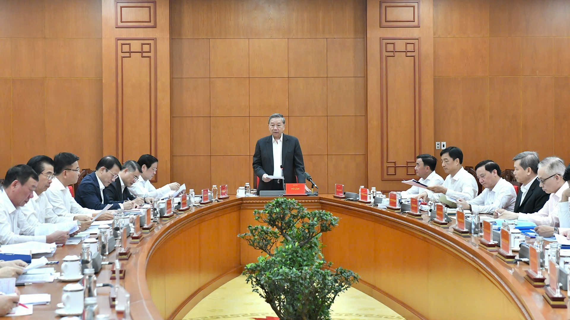 Tu dau nam den nay da ky luat 4 can bo dien Trung uong quan ly hinh anh