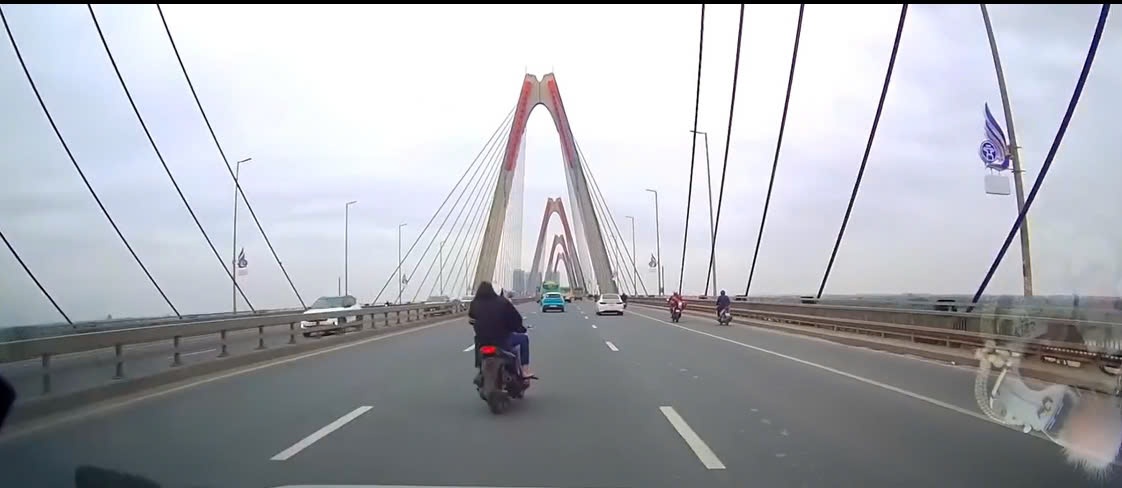 Video nhom thanh nien lang lach, phong bat mang tren cau Nhat Tan hinh anh