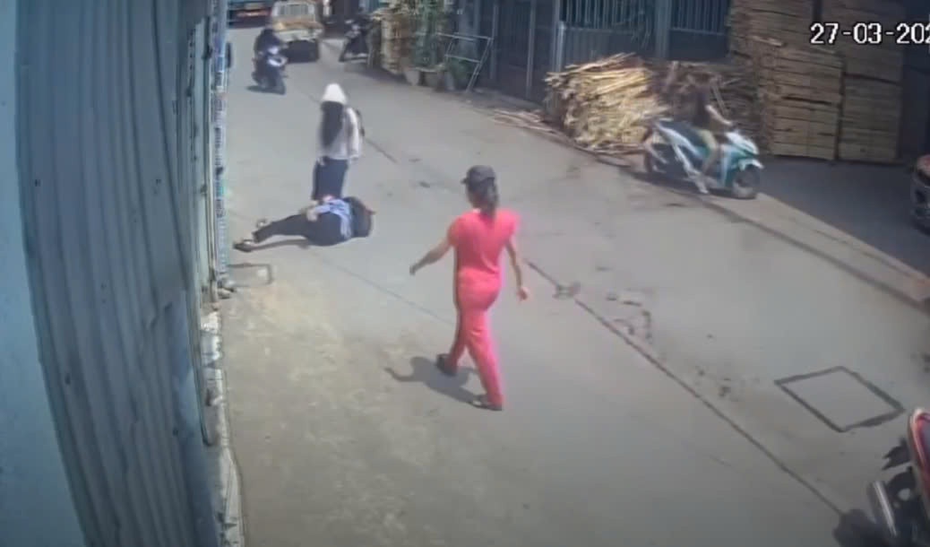 Dùng hung khí,  Đánh tới tấp,  Ngã gục trên đường ảnh 1 Dung hung khi,  Danh toi tap,  Nga guc tren duong anh 1