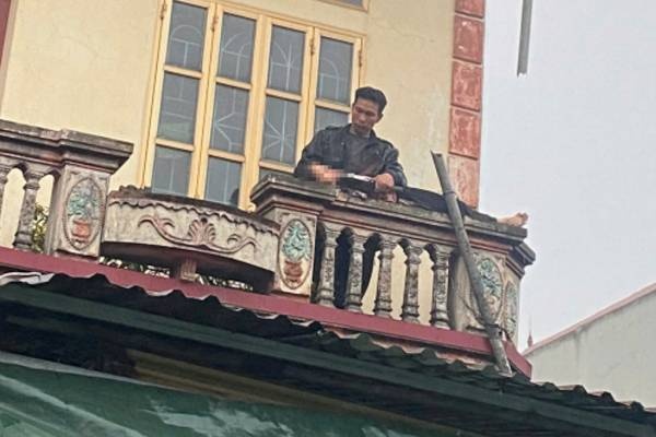 Canh sat giai cuu con tin va nhung yeu sach kho luong tu ke ngao da hinh anh