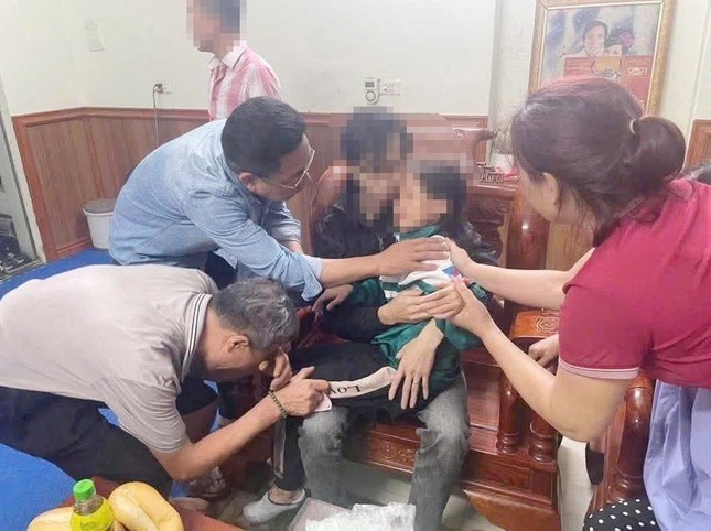 Nghet tho giai cuu be gai bi ke dao vao co o Bac Ninh hinh anh