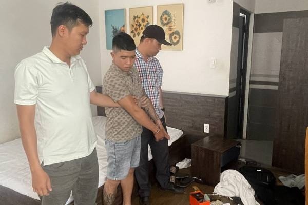 Bat giu ten trom pha ket sat 'cuom' 2,5 cay vang va 110 trieu dong hinh anh