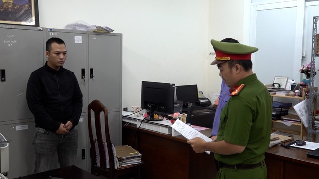 Khởi tố tài xế,  Hất văng CSGT ảnh 1 Khoi to tai xe,  Hat vang CSGT anh 1