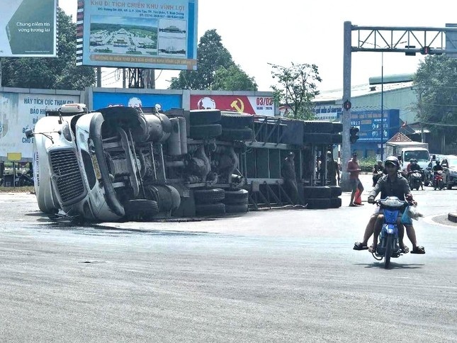 Xe dau keo container lat 'phoi bung' giua vong xoay o Binh Duong hinh anh