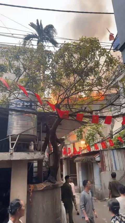 Chay lon,  xuong phun son anh 1