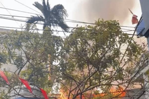 Chay lon xuong phun son do go o Ha Noi, nhieu nguoi hoang loan hinh anh