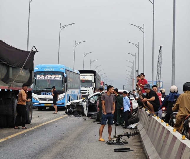 Oto vuot au, gay tai nan lien hoan tren cau, Quoc lo 1A tac nhieu gio hinh anh