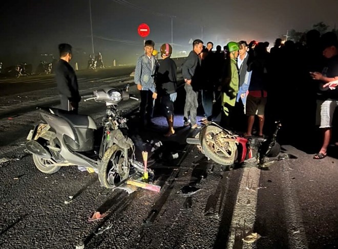 Xe may tong nhau vo nat giua dem, 2 nguoi tu vong hinh anh