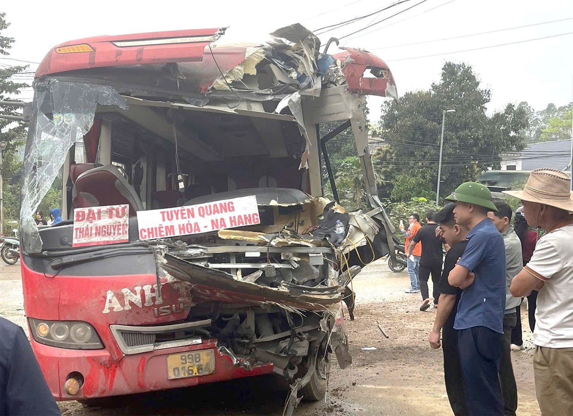 vang khoi xe khach,  Sau va cham,  xe tai anh 2