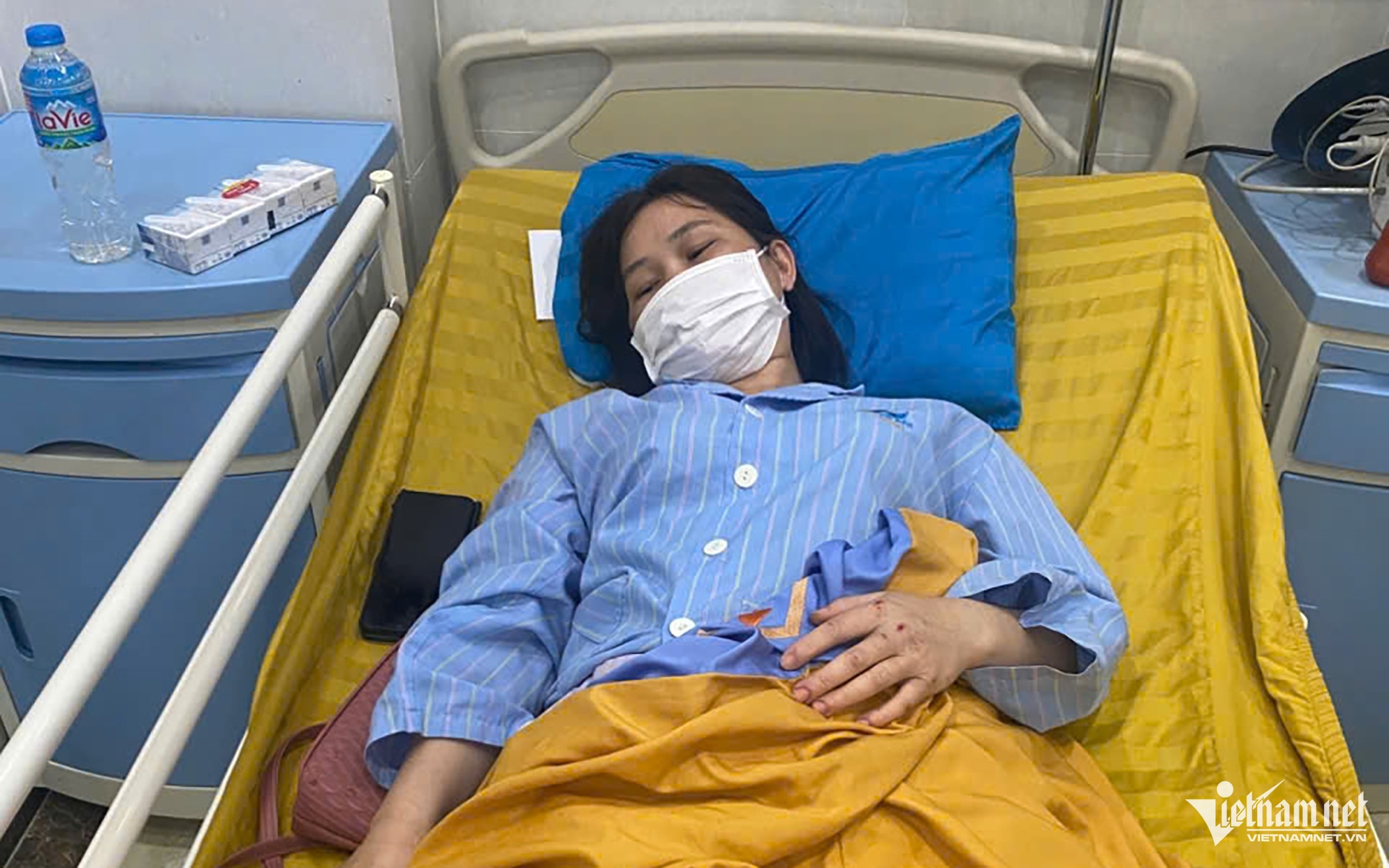 vang khoi xe khach,  Sau va cham,  xe tai anh 1