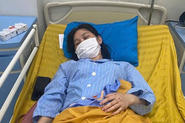 Loi ke cua nguoi thoat chet khi vang khoi xe khach sau va cham xe tai hinh anh