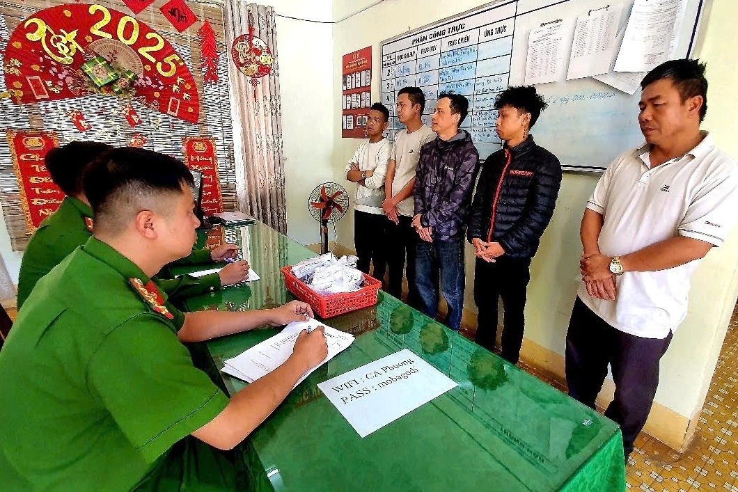 Tài xế,  thợ cắt tóc,  Lập sòng đánh bạc ảnh 1 Tai xe,  tho cat toc,  Lap song danh bac anh 1