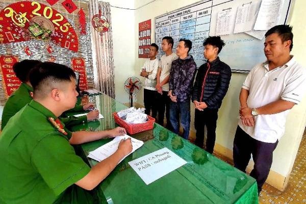 Tai xe, tho cat toc lap song danh bac giua hoa vien TP Buon Ma Thuot hinh anh